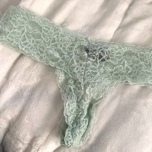 𝚕𝚊𝚌𝚎 𝚝𝚑𝚘𝚗𝚐